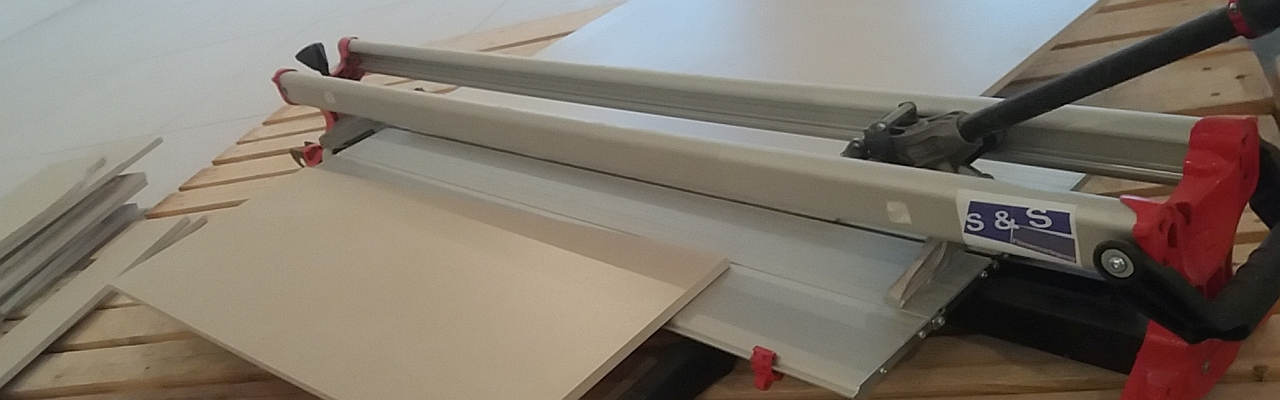Fliesenleger bei der Arbeit